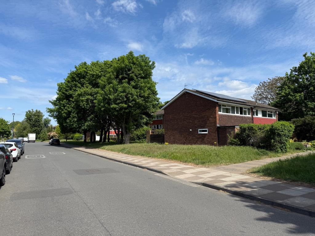 Lot: 44 - FREEHOLD PARCEL OF LAND - Land alongside Riverside Drive near Teddington Lock